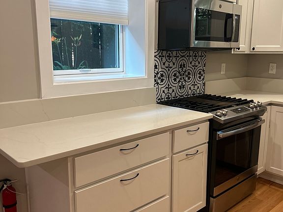 Chef's stove, microwave.