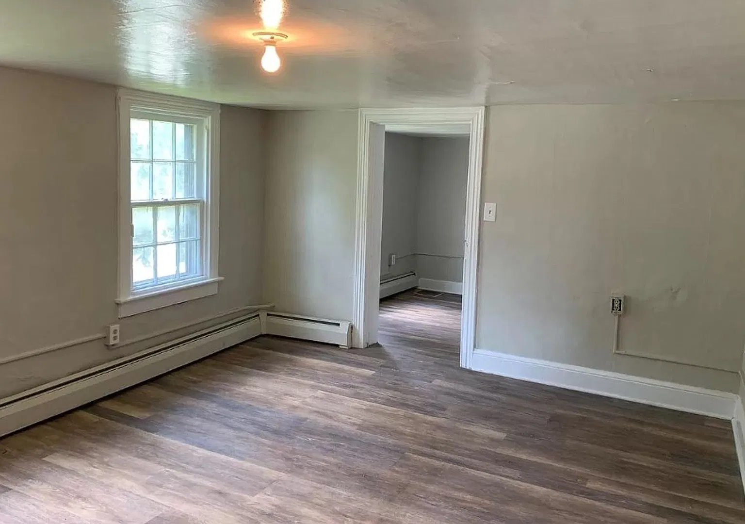 Large 3 Bedroom 1.5 Bath — Photo 4