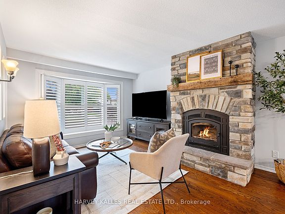 3rd image of 143 Kingsview Dr