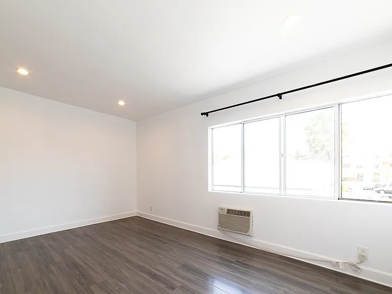 319 N Heliotrope Dr #2 — Photo 2