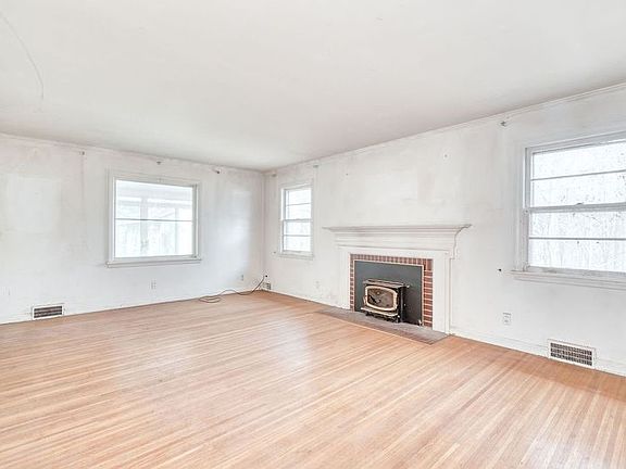 8th image of 262 Commodore Pkwy