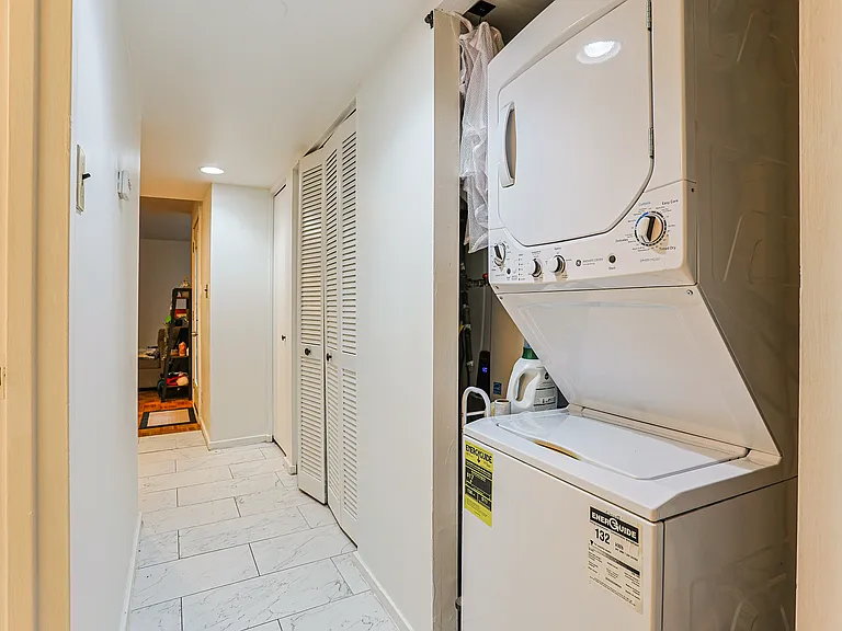 249 Queen St #2 — Photo 8