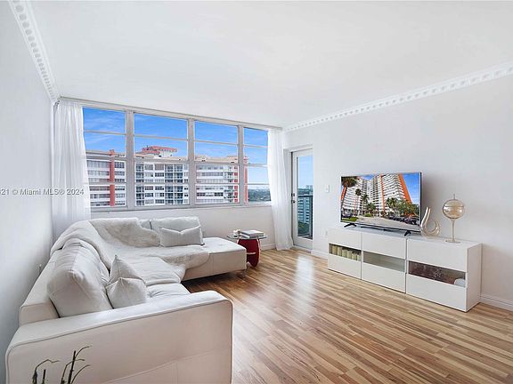 3rd image of 1301 Miami Gardens Dr APT 1421W