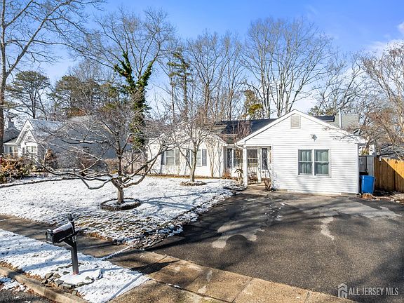 4th image of 8 Tanglewood Dr