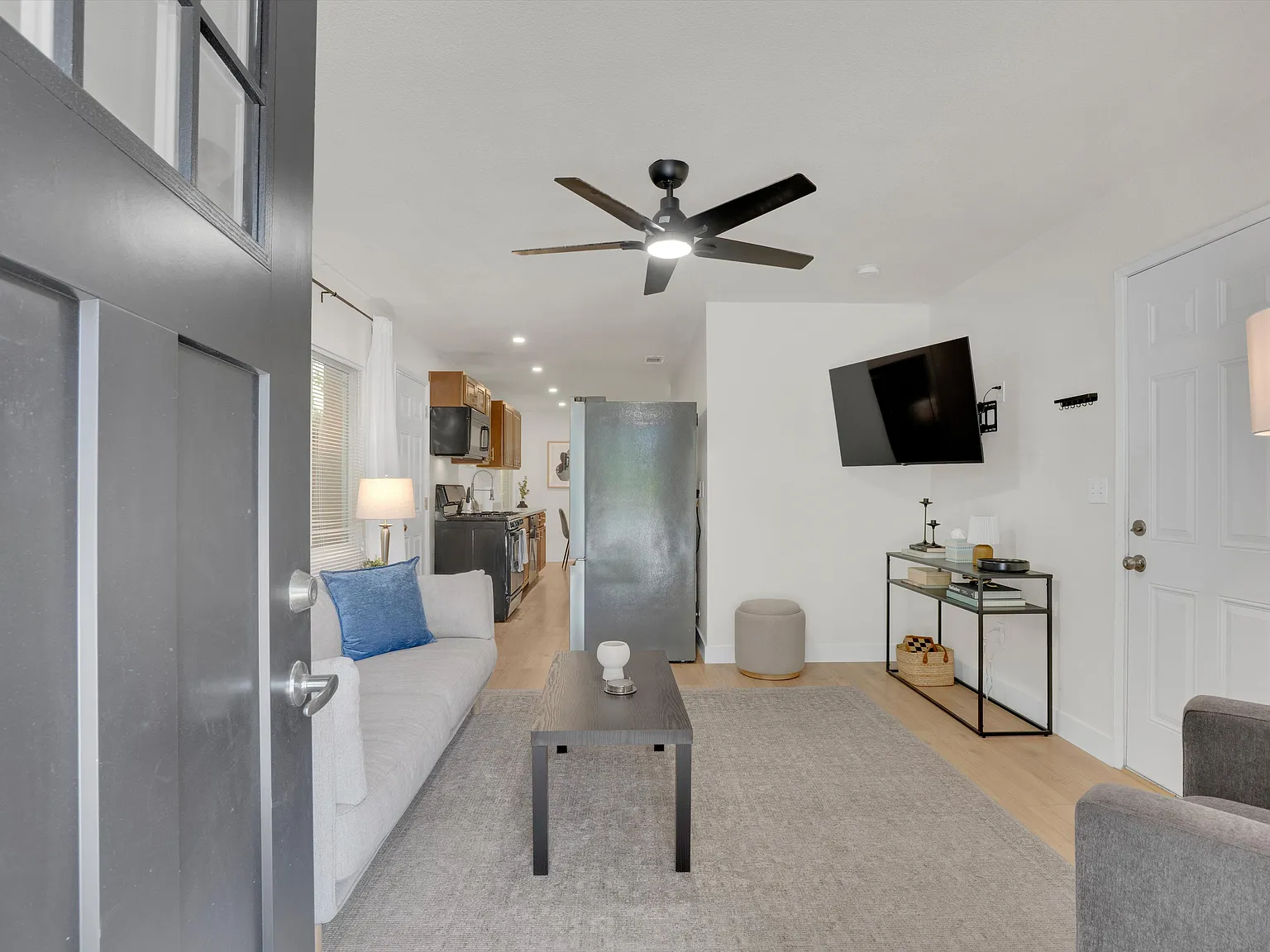 2 bed, 1085 sqft, $4,095 — Photo 1