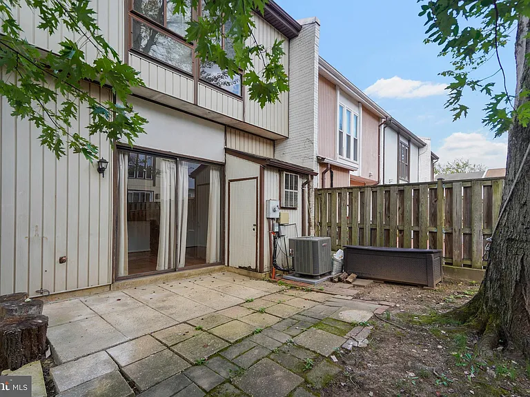 6351 Rockshire St — Photo 32