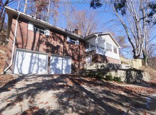 2214 Oakhurst Dr, South Charleston, WV 25309