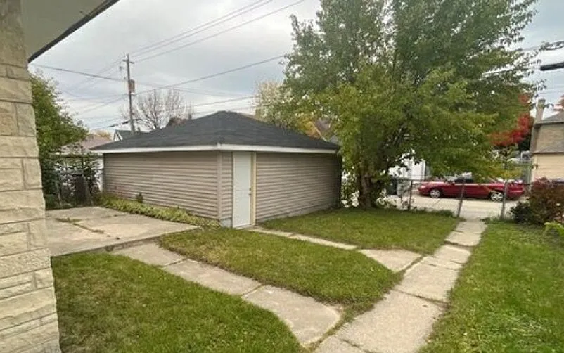 3 bed, 1.5 bath, 1321 sqft, $1,550 — Photo 3