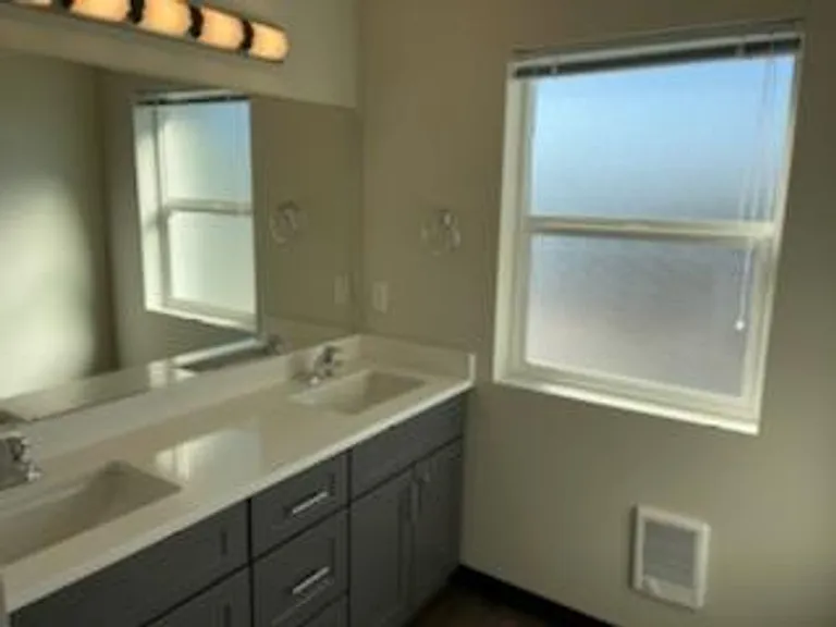 Modern design 3 bed, 2.5 bath duplex Available July 10th! — Photo 16