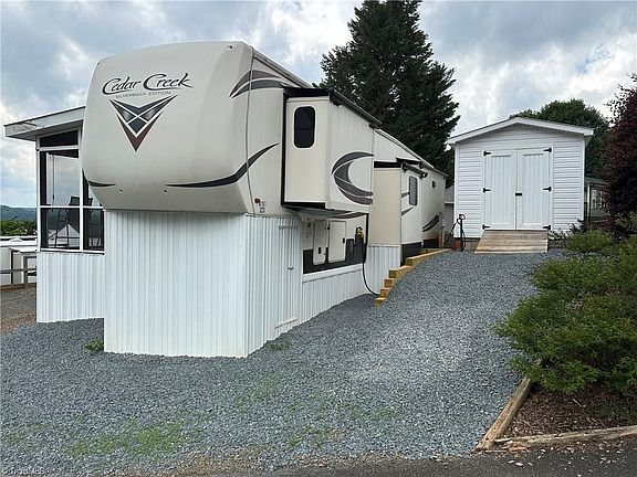 4th image of 223 Grand View Dr
