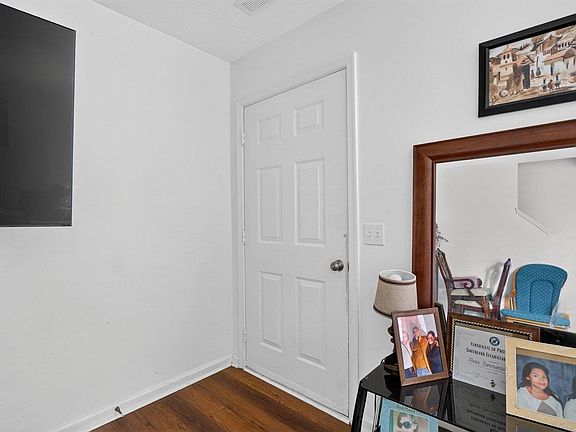 5th image of 847 Vine St