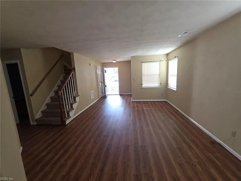 1460 Berkshire Dr — Photo 25