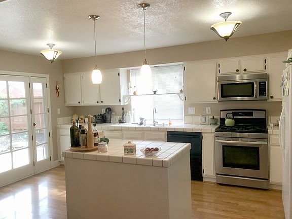 4th image of 207 Colby Dr