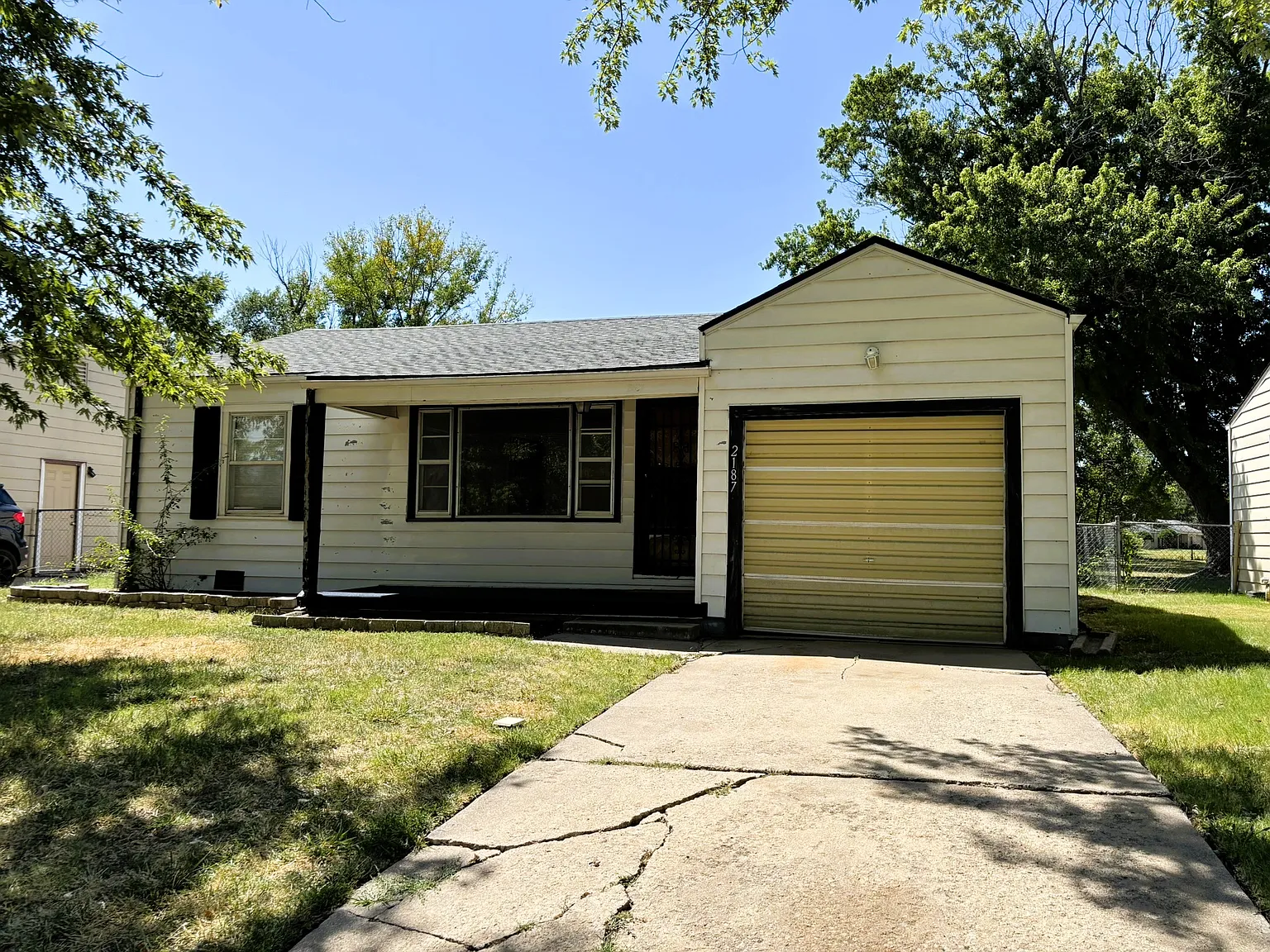 2 bed, 849 sqft, $895 — Photo 1