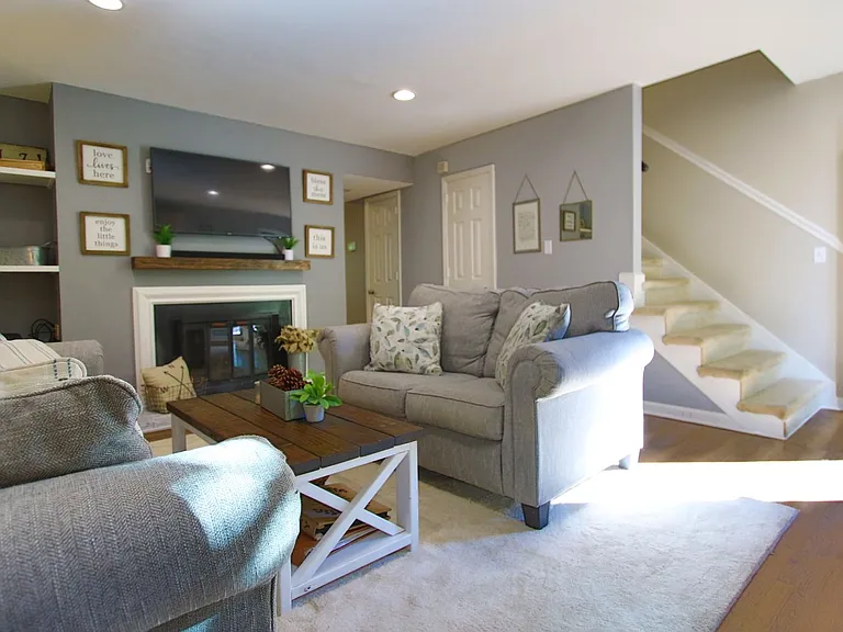 702 Fox Ridge Dr — Photo 3