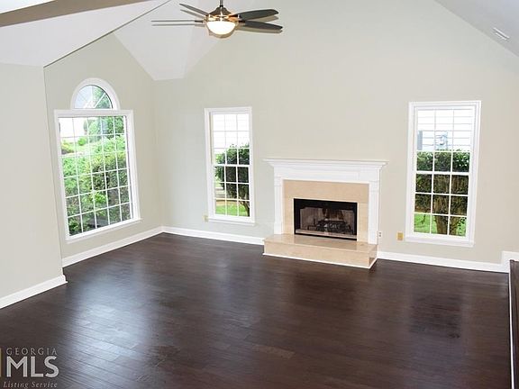 5th image of 220 Glen Holly Dr
