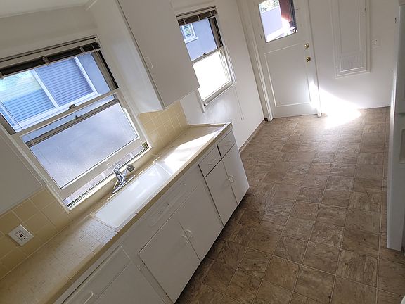 3rd image of 946 Crane St