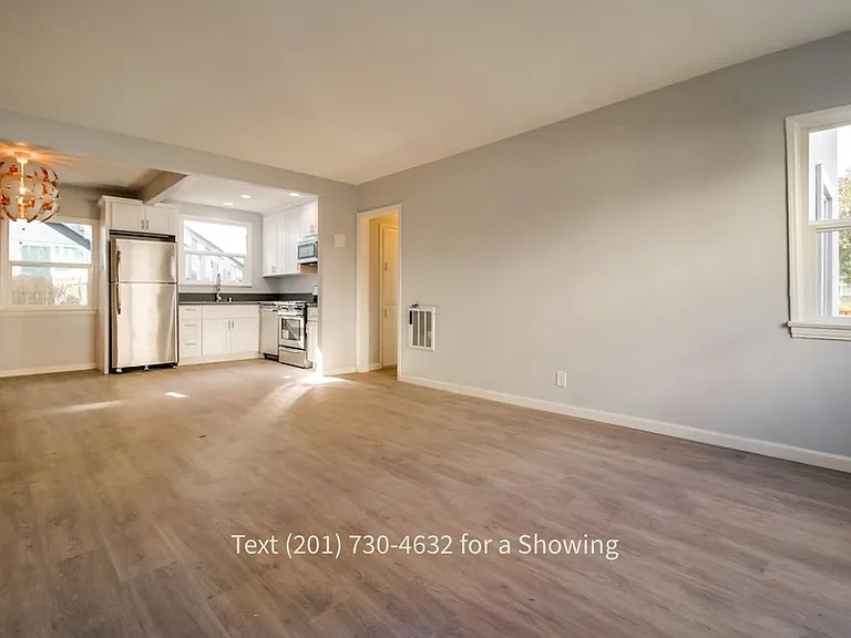 2 Bedroom, 1 Bath with Backyard & Washer/Dryer, Pets OK — Photo 6