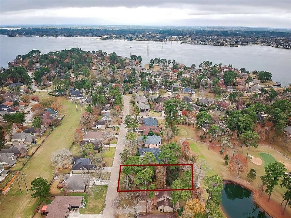 Beautiful lot backing up to the 16th Tee Box of the Walden Gold Club, a short walk to Lake Conroe!