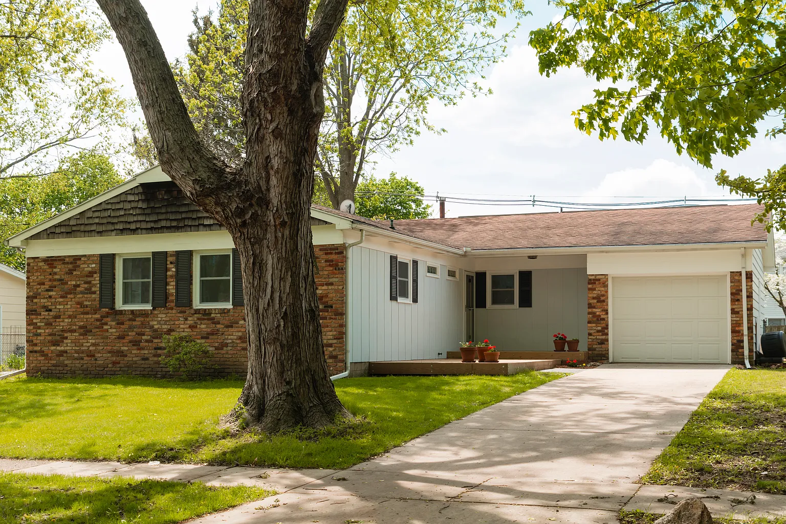 1005 Hollycrest Dr photo 1