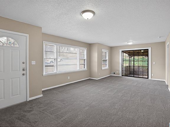 3rd image of 2633 1st St NE