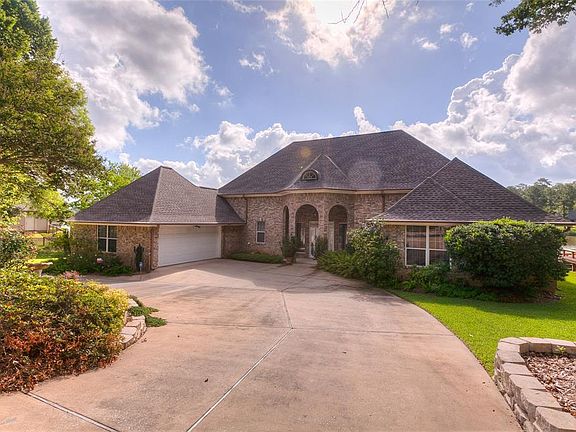 3rd image of 1831 Camellia Dr