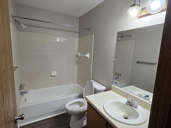 3rd image of 613 Peachtree Pl