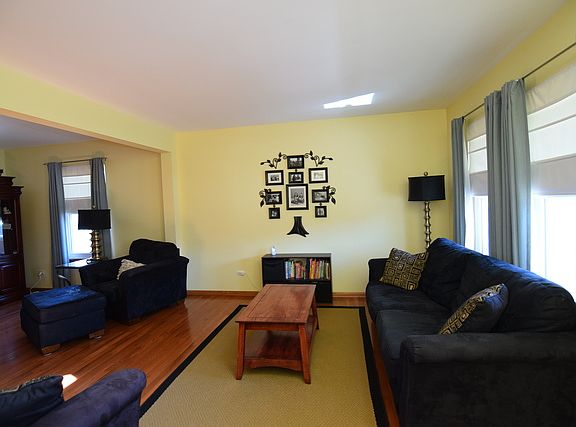 3rd image of 2921 Banbury Ln