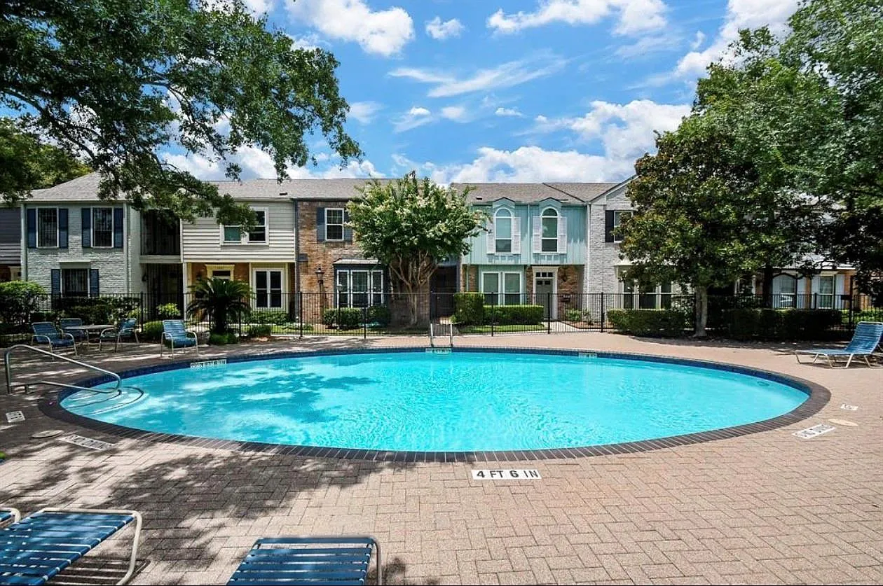 4 bed, 3.0 bath, 2266 sqft, $2,600 — Photo 1