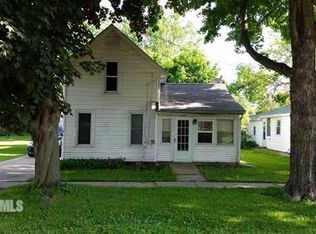 209 W Davis St, Dakota, IL 61018