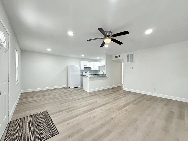 1016 E Walker St — Photo 10