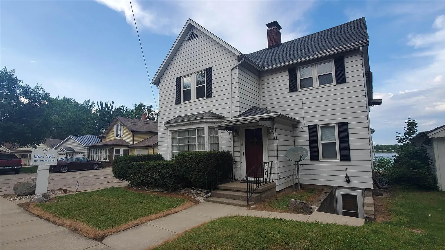 748 N Lake St photo 1