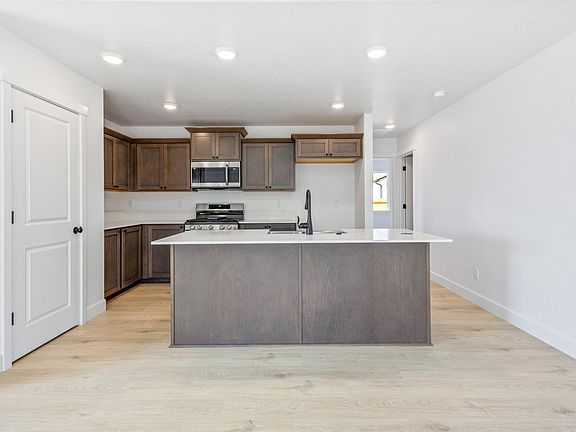 McKenzie Kitchen Island with Countertop Seating
