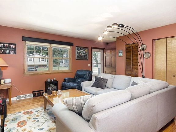 4th image of 330 Crestview Dr