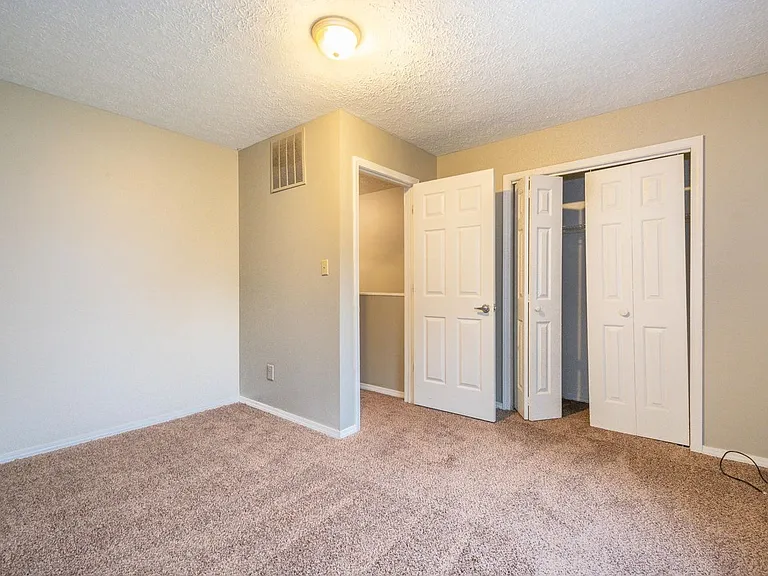 Beautiful and Spacious Townhomes near IU Campus — Photo 9