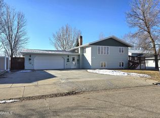 107 10th St NE, Beulah, ND 58523