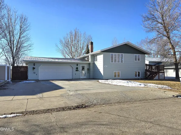 107 10th St NE, Beulah, ND 58523