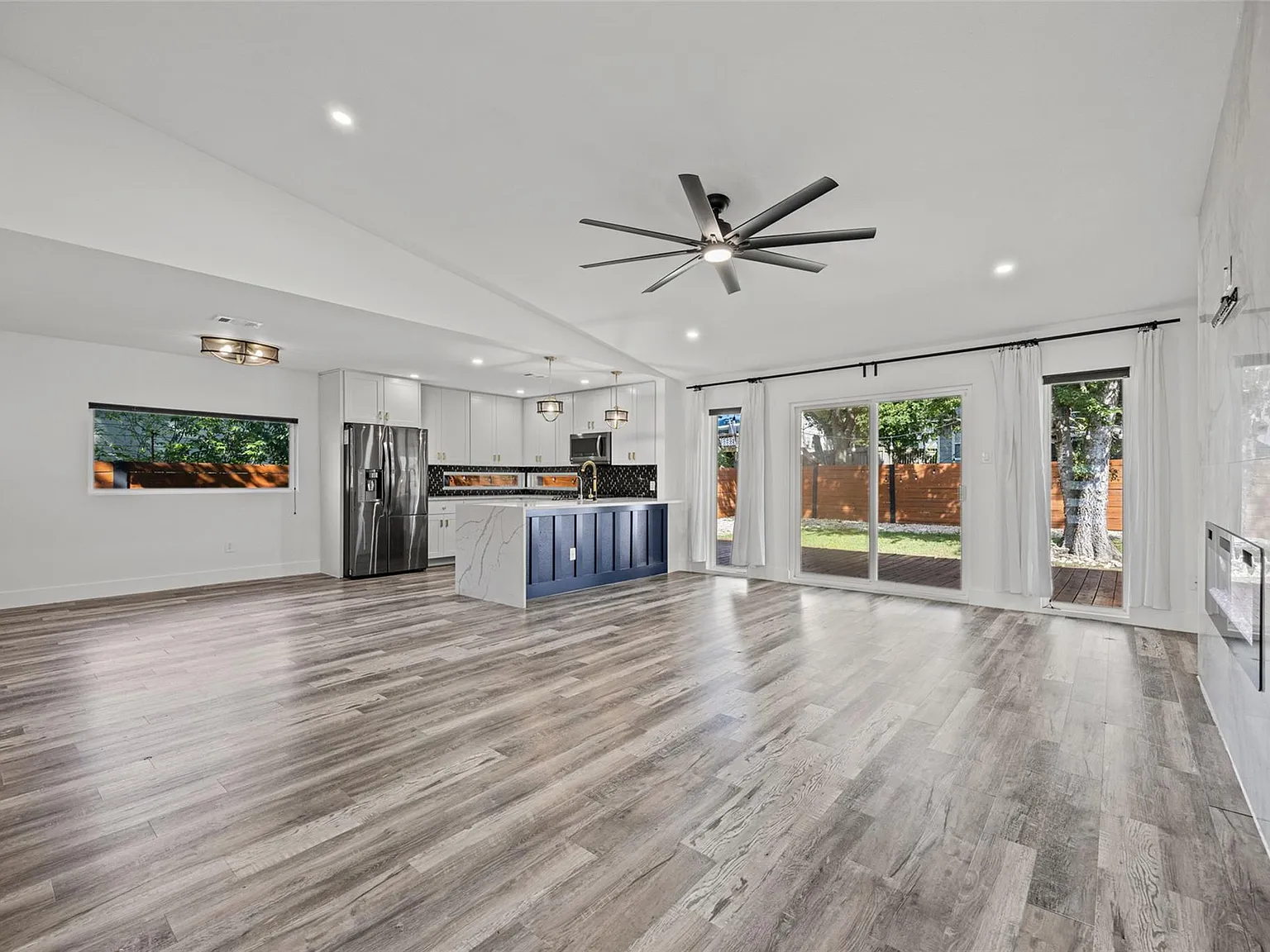 4 bed, 2.5 bath, 1494 sqft, $2,600 — Photo 3