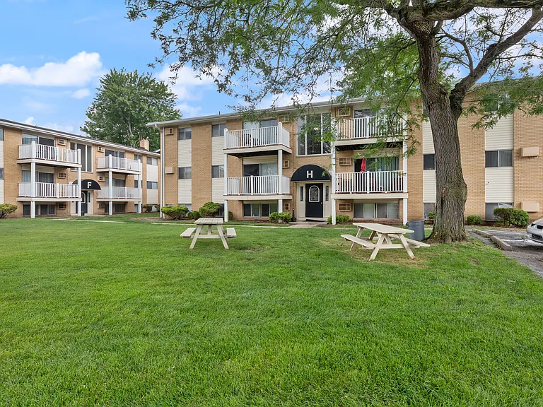 Miracle Manor Apartments — Photo 3