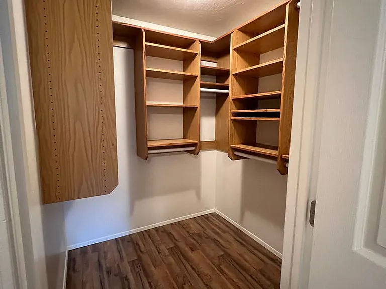 3930 Lake Grove Ave #1C — Photo 14