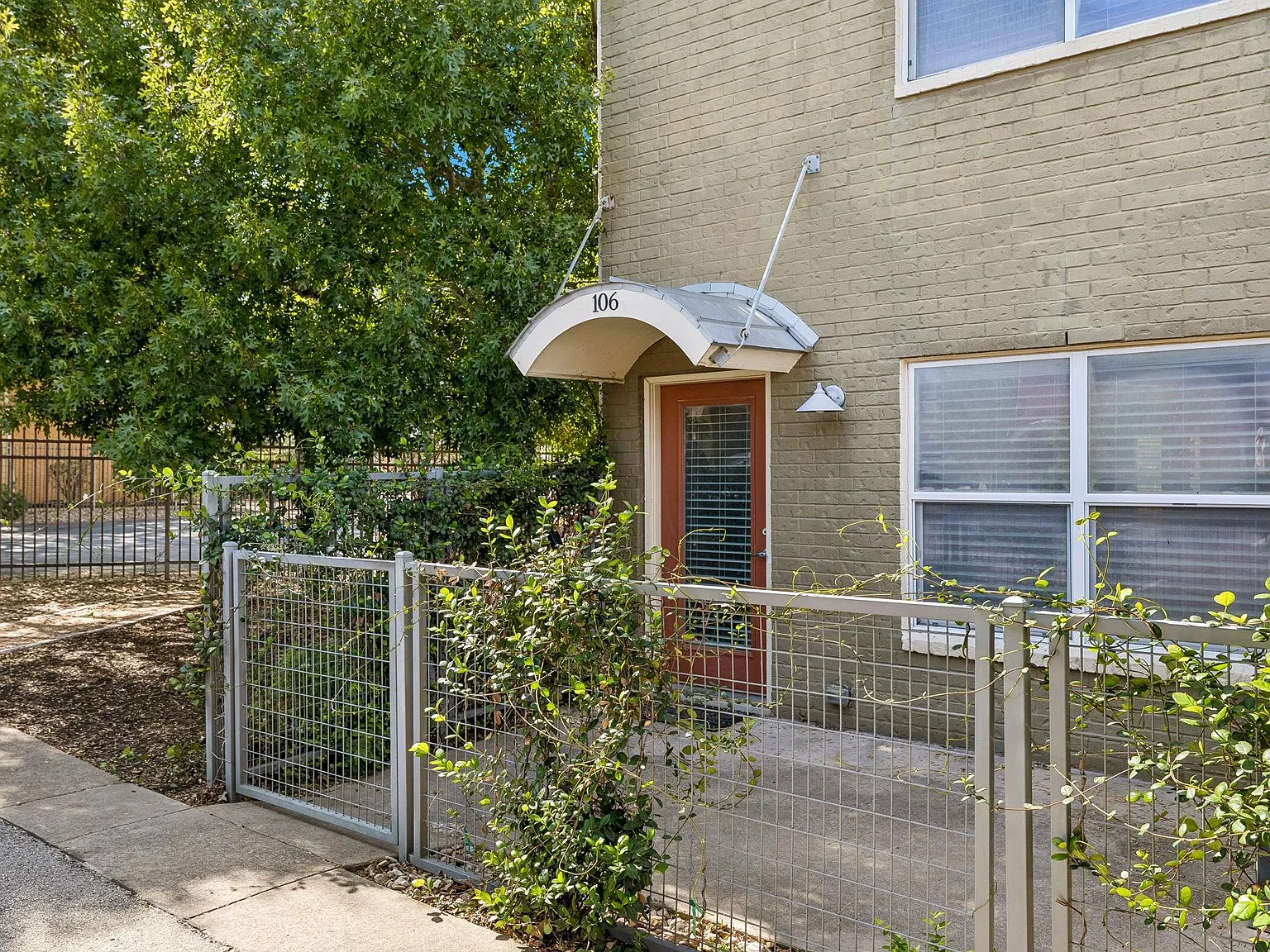 2 bed, 2.5 bath, 1018 sqft, $1,650 — Photo 2