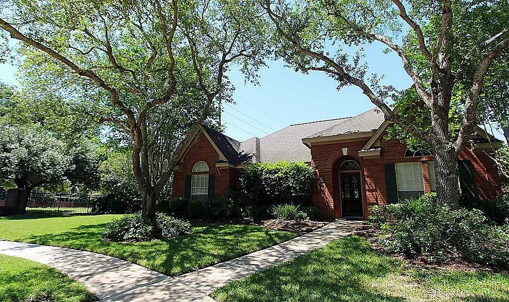 3 bed, 2.0 bath, 2297 sqft, $2,700 — Photo 1