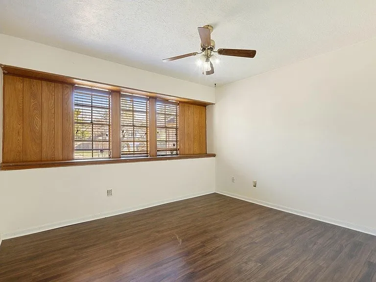 1006 Bolton Dr — Photo 3