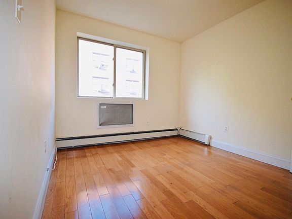 3rd image of 14137 Pershing Cres APT 3B