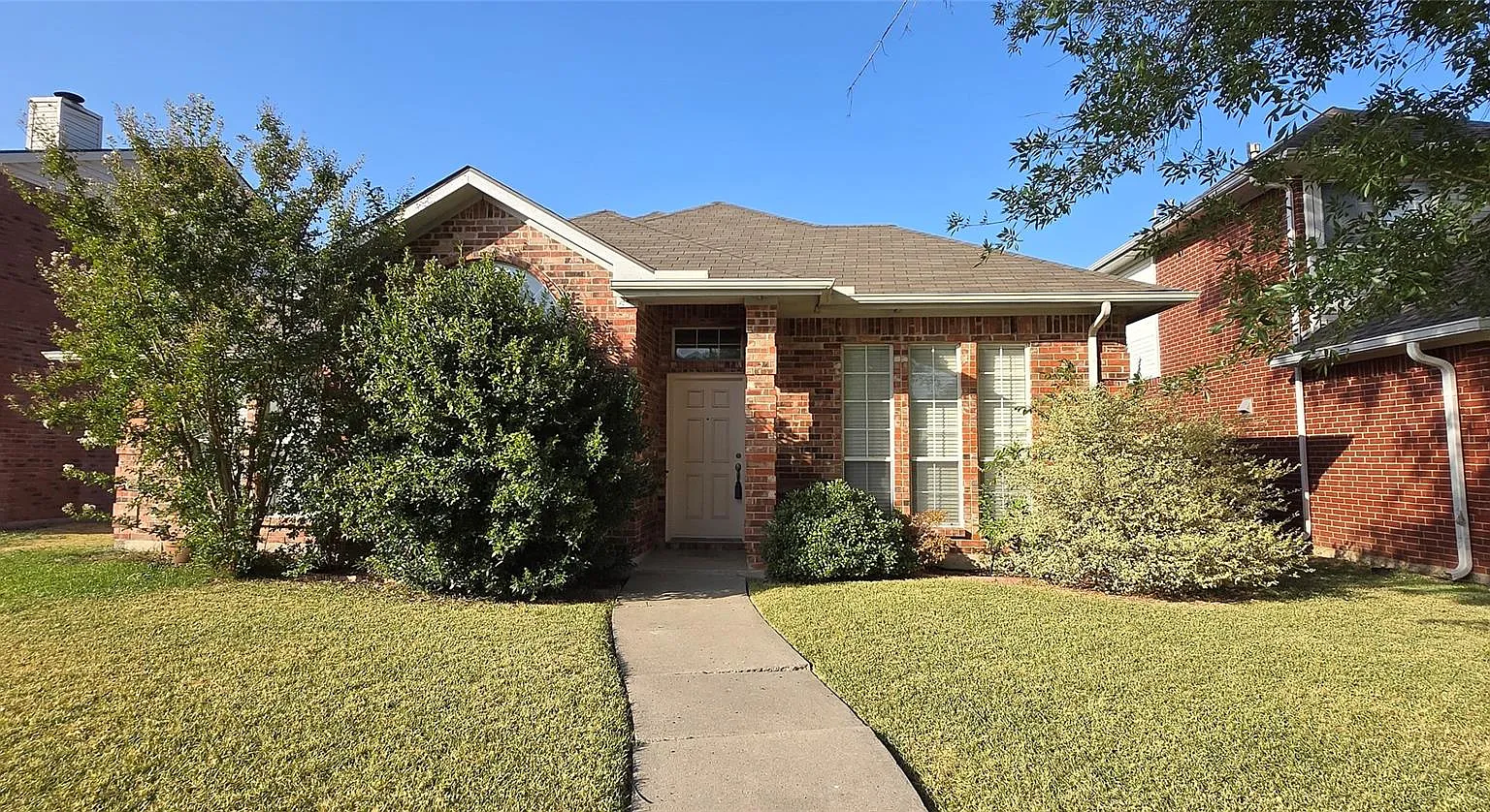 4 bed, 1724 sqft, $2,400 — Photo 1
