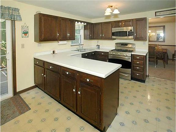 2nd image of 3201 Cambridge Ct