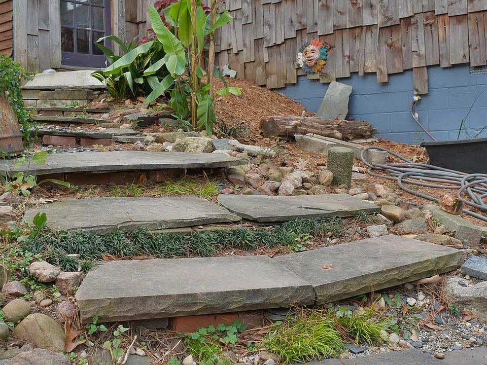 1st image of 2856 Joyce Ave