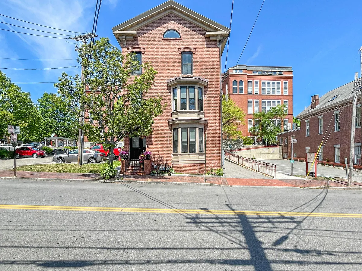 Building Photo - 105 India St #2