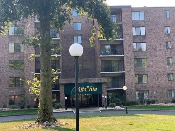 3 Alta Vita Dr, Greensburg, PA 15601