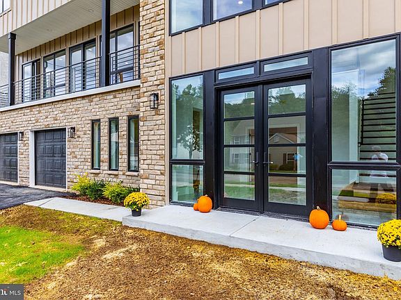 4th image of 810 Maple Ln